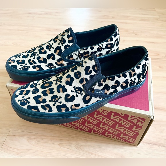 Vans Classic Slip-On Leopard Skull crossbones Women 8.5 US Mens 7.0US - Picture 2 of 11